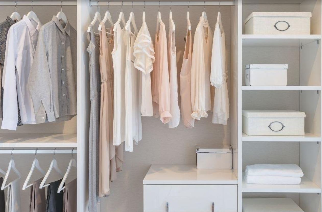 Ideas para guardar la ropa del bebé y mantener el armario bien ordenado