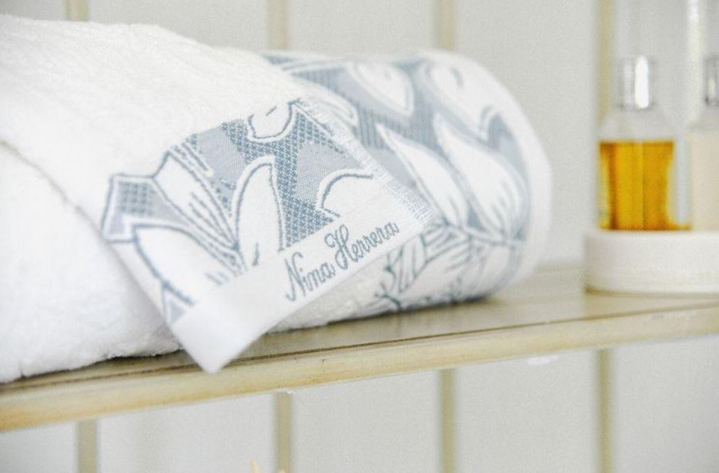 Ahorra el máximo espacio posible con los mejores colgadores de toallas de  baño