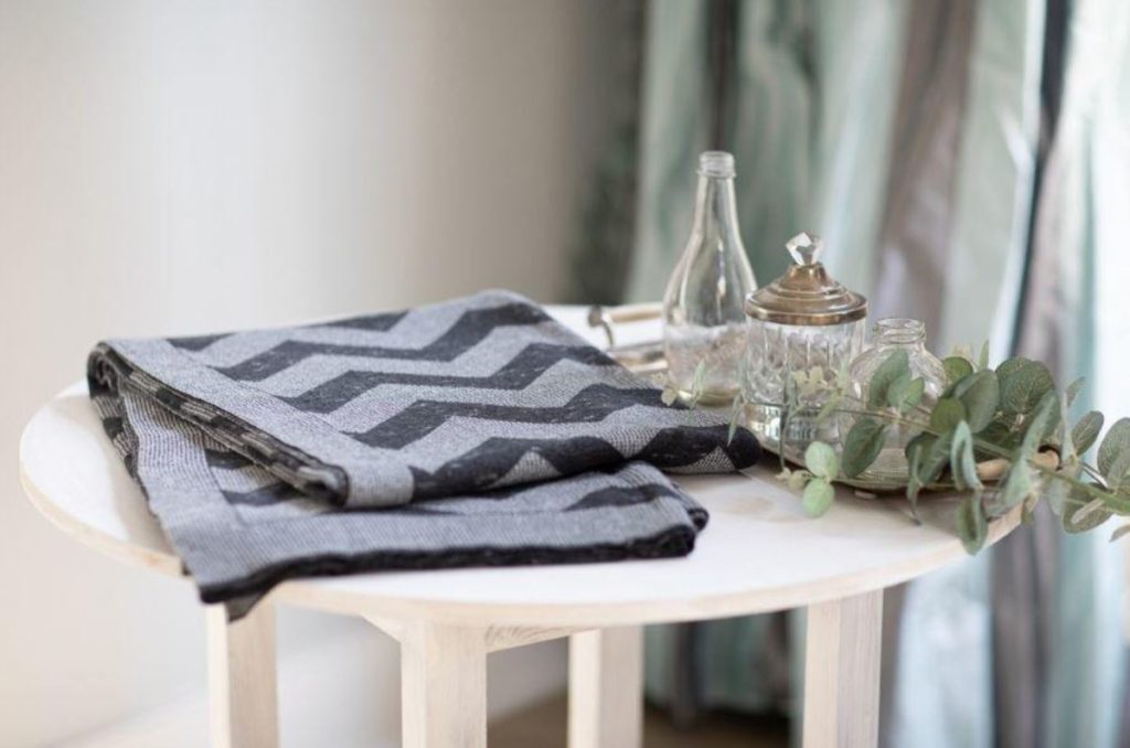 usar mantas tejidas en una mesa